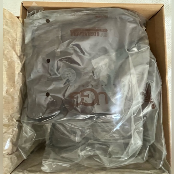 Authentic UGG Bailey Button Chocolate Brown Size 7. In great condition - Picture 7 of 12